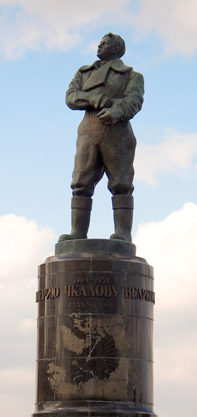 http://www.bvvaul.ru/UserFiles/Image/vipuskniki/god1923/chkalov/283px-Chkalov_monument.jpg