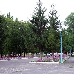 Сквер по ул. Свободы между драмтеатром и центральной площадью