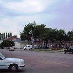 Тот же перекресток. Дом с закрытыми белыми жалюзи окнами - ресторан Воронеж (был). Справа - памятник уроженцу г. Борисоглебска, Герою Советского Союза Главному маршалу артиллерии Неделину Митрофану Ивановичу