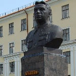 Момент возложения. Почётная миссия доверена Виктору Пронину (слева) и Александру Заикину