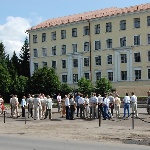 Предстоит возложение венка к монументу выпускника 1923 года В. П. Чкалова