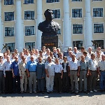 Выпускники-82 после возложения венков к монументу В. П. Чкалова