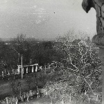 Вид из окна УЛО на ворота ДО. Весна 1975 г. От Админа: оставил фотографию в большом размере, чтобы можно было разглядеть детально территорию «за забором», которая нас всегда волновала. Особенно весной…