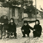 Старший сын Григорий и дети гарнизона. Гарнизон o. Хийумаа, Эстония, 1957 г.
