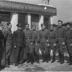 Начальник УЛО, Герой Советского Союза, подполковник Яницкий с курсантами училища, 1953 г.