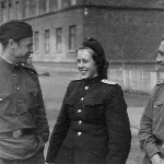 Курсанты с преподавательницей по иностранному языку рядом с УЛО, 1953 г.