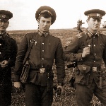 Аэродром Борисоглебск, 1976 год. В процессе учёбы также несли и караульную службу. В том числе и на выпускных курсах. На смену поста следуют А. Москалёв, В. Соколов, Ю. Ушаков