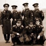 Третий курс, первый семестр. На плацу возле казармы. Ноябрь 1984 года. Слева направо: С. Краевский, А. Богачёв, Ю. Ушаков, В. Лигаев; присели: С. Родионенко, Н. Гильфанов, Ю. Михалёв
