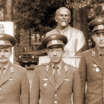 Слева направо: заместитель командира аэ по политической части гвардии майор Митянишев, командир аэ гвардии подполковник Лисицын, командир звена гвардии майор Ушаков