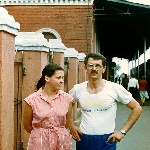 1980 год. Железнодорожный вокзал Борисоглебска спустя 4 года после окончания училища. Нина со старшим братом Владимиром.