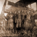 Группа курсантов у самолёта на аэродроме; среди них курсант Матюков и инструктор Буторин.