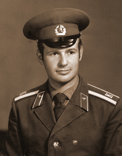 Мужчины 1977 года рождения. Калининградское военное авиационно-техническое училище выпуск 1989.